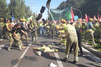 Bomberos forestales se manifiestan en Valladolid.