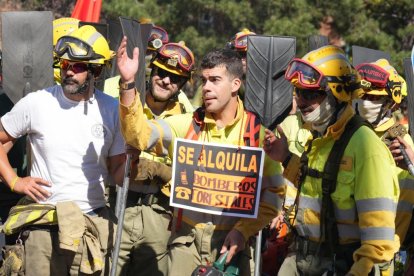 Bomberos forestales se manifiestan en Valladolid.