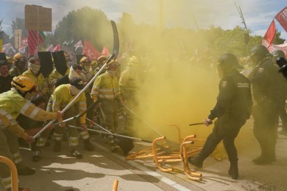 Bomberos forestales se manifiestan en Valladolid.