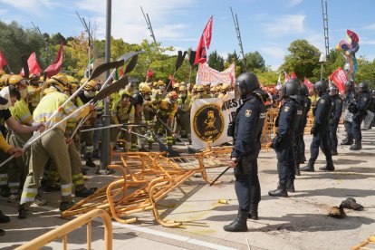 Bomberos forestales se manifiestan en Valladolid.
