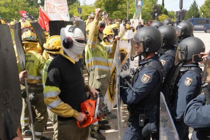 Bomberos forestales se manifiestan en Valladolid.