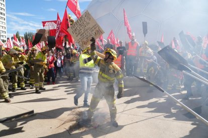 Bomberos forestales se manifiestan en Valladolid.
