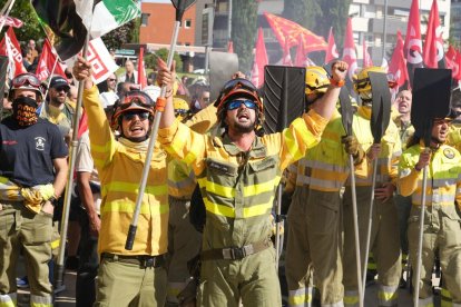 Bomberos forestales se manifiestan en Valladolid.