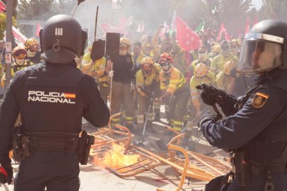 Bomberos forestales se manifiestan en Valladolid.