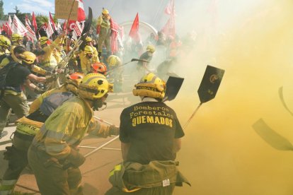 Bomberos forestales se manifiestan en Valladolid.