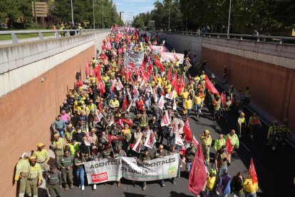 Bomberos forestales se manifiestan en Valladolid.