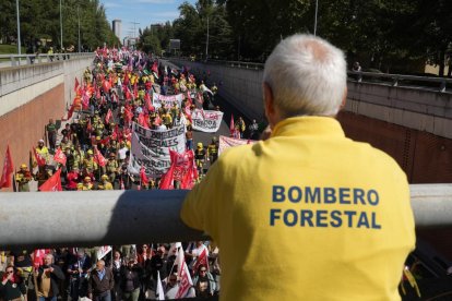 Bomberos forestales se manifiestan en Valladolid.