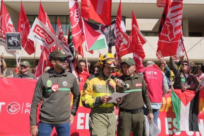 Bomberos forestales se manifiestan en Valladolid.
