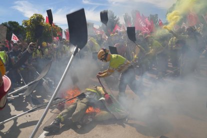 Bomberos forestales se manifiestan en Valladolid.