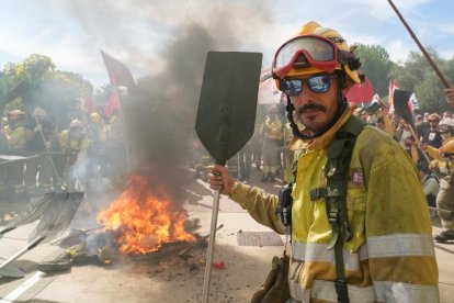 Bomberos forestales se manifiestan en Valladolid.