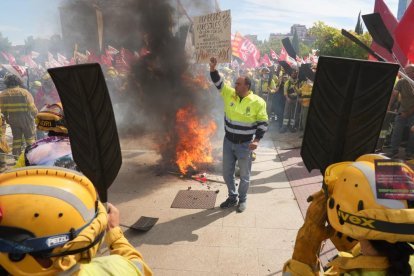 Bomberos forestales se manifiestan en Valladolid.