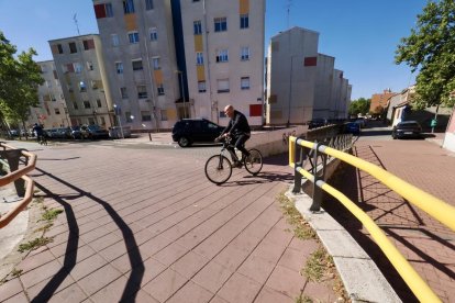Estado actual de los carriles bici del paseo del Cauce y la calle Rábida.