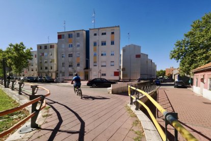 Estado actual de los carriles bici del paseo del Cauce y la calle Rábida.