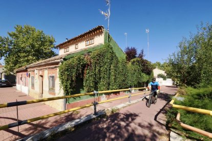 Estado actual de los carriles bici del paseo del Cauce y la calle Rábida.