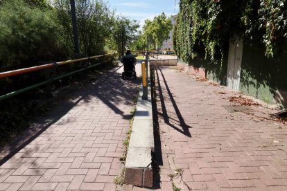 Estado actual de los carriles bici del paseo del Cauce y la calle Rábida.