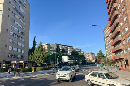 Avenida de Gloria Fuertes dirección puente del Poniente.
