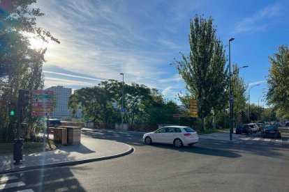 Avenida de Gloria Fuertes dirección puente del Poniente.
