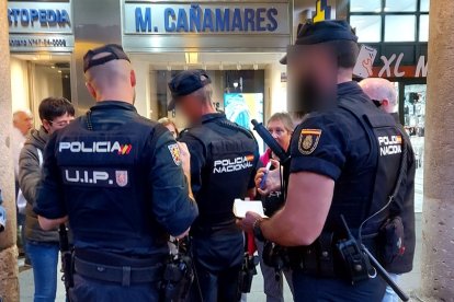 Agentes identificando a los manifestantes.