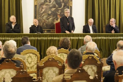 La Archidiócesis de Valladolid entrega al cardenal Ricardo Blázquez el cuadro en recuerdo a su episcopado