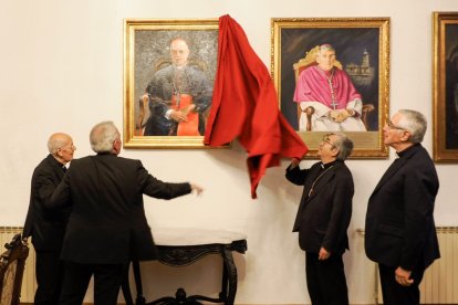 La Archidiócesis de Valladolid entrega al cardenal Ricardo Blázquez el cuadro en recuerdo a su episcopado