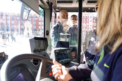 Presentación de seis nuevos autobuses articulados en la plaza Mayor de Valladolid.