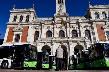 Presentación de seis nuevos autobuses articulados en la plaza Mayor de Valladolid.