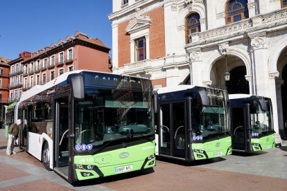Presentación de seis nuevos autobuses articulados en la plaza Mayor de Valladolid.
