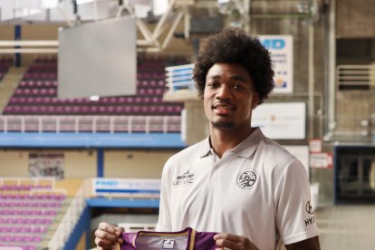 Presentación de los jugadores Jacob Hanna y Samuel Taiwo.
