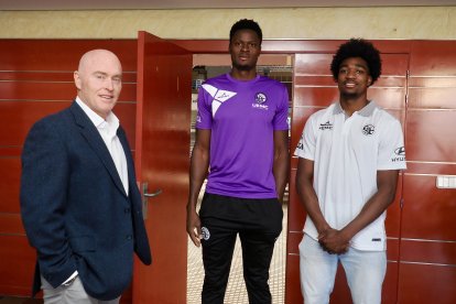 Presentación de los jugadores Jacob Hanna y Samuel Taiwo.