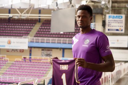 Presentación de los jugadores Jacob Hanna y Samuel Taiwo.