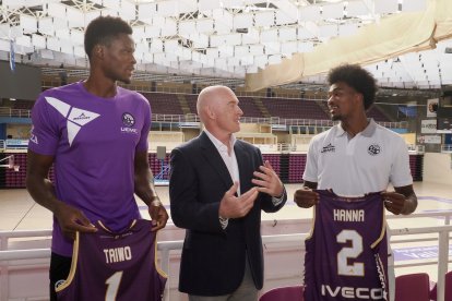 Presentación de los jugadores Jacob Hanna y Samuel Taiwo.