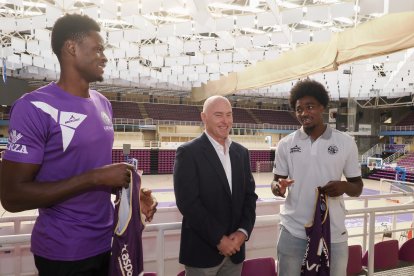 Presentación de los jugadores Jacob Hanna y Samuel Taiwo.