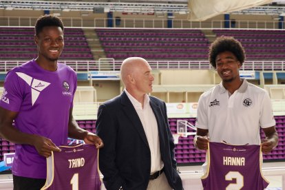 Presentación de los jugadores Jacob Hanna y Samuel Taiwo.