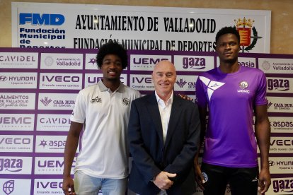 Presentación de los jugadores Jacob Hanna y Samuel Taiwo.