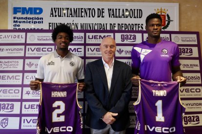 Presentación de los jugadores Jacob Hanna y Samuel Taiwo.