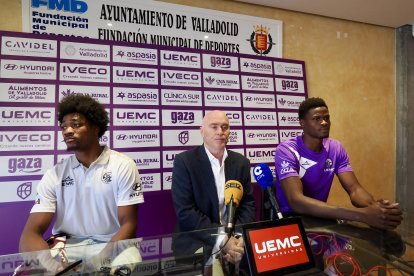 Presentación de los jugadores Jacob Hanna y Samuel Taiwo.