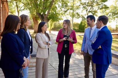 El presidente de la Diputación de Valladolid, Conrado Íscar, y el alcalde de Medina de Rioseco, David Esteban durante la visita a la Escuela Infantil Virgen de Castilviejo