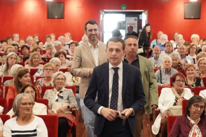 El presidente de la Diputación de Valladolid, Conrado Íscar, participa en la gala de homenaje a las personas mayores que organiza la institución