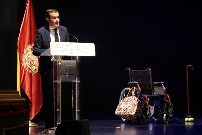 El presidente de la Diputación de Valladolid, Conrado Íscar, participa en la gala de homenaje a las personas mayores que organiza la institución