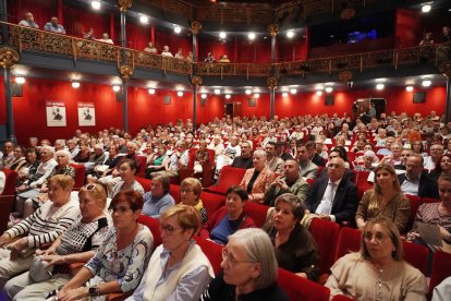 El presidente de la Diputación de Valladolid, Conrado Íscar, participa en la gala de homenaje a las personas mayores que organiza la institución