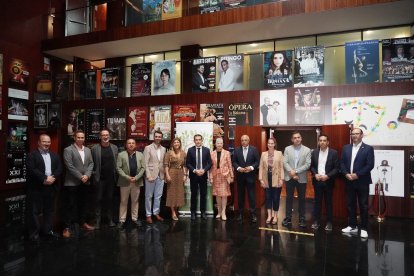 El presidente de la Diputación de Valladolid, Conrado Íscar, participa en la gala de homenaje a las personas mayores que organiza la institución