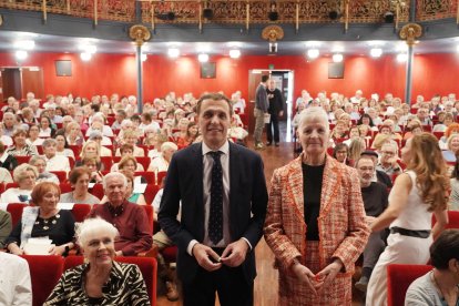 El presidente de la Diputación de Valladolid, Conrado Íscar, participa en la gala de homenaje a las personas mayores que organiza la institución
