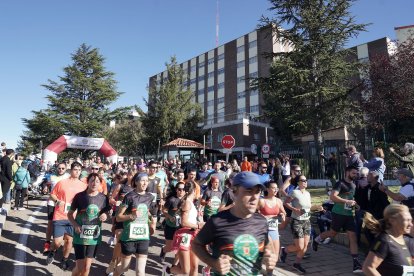 Centenares de personas participan en la II Legua Guardia Civil Valladolid 2025, a beneficio de la Asociación de Mujeres Supervivientes de Cáncer de Mama Vallkirias Pisuerga