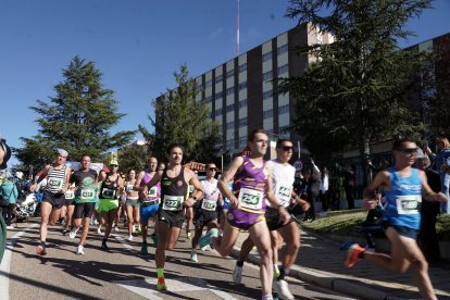 Centenares de personas participan en la II Legua Guardia Civil Valladolid 2025, a beneficio de la Asociación de Mujeres Supervivientes de Cáncer de Mama Vallkirias Pisuerga