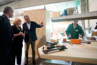 Leticia García, consejera de Industria, Comercio y Empleo, durante la visita a la empresa Maderas Pisuerga.