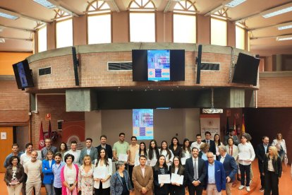 Foto de familia de los premiados con los mejores TFG de la Facultad de Económicas y Empresariales de la Universidad de Valladolid.