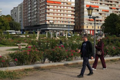Dos personas disfrutan de La Rosaleda en Valladolid.