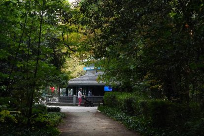 Varias personas disfrutando del Campo Grande de Valladolid.