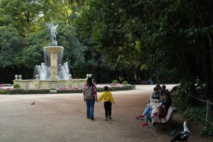Varias personas disfrutando del Campo Grande de Valladolid.