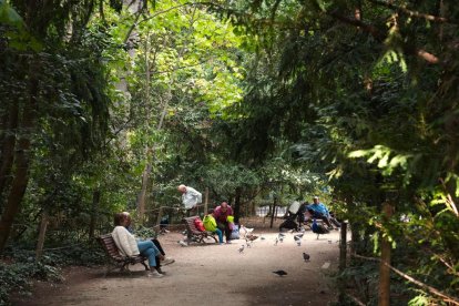 Varias personas disfrutando del Campo Grande de Valladolid.